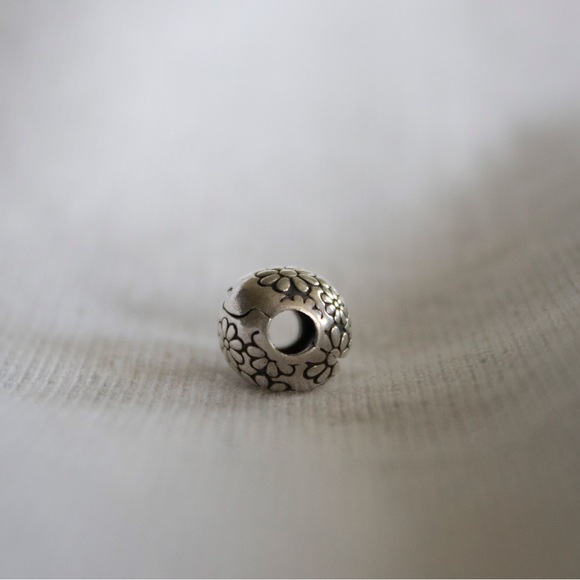 Authentic Pandora Retired 925 Sterling Silver Lazy Daisy Clip Charm - Picture 3 of 4